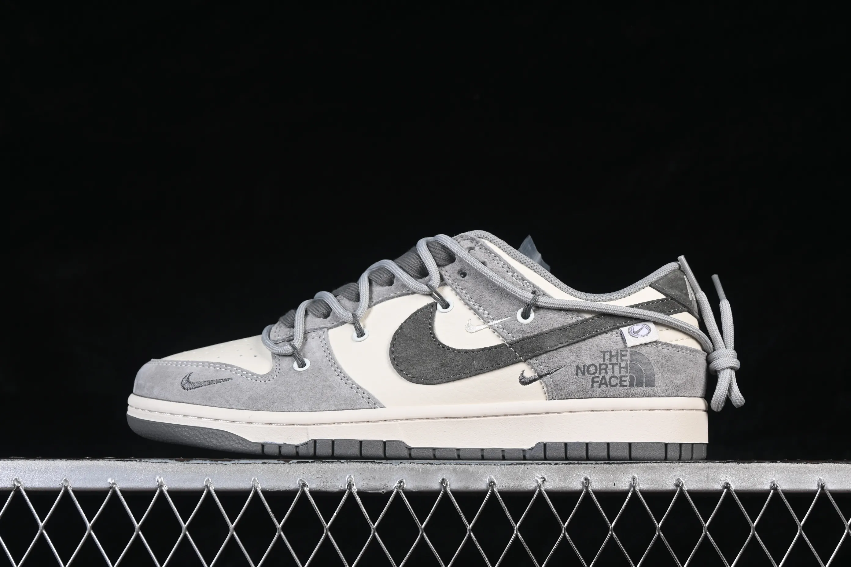 All categories Nk SB Dunk Series Nk SB Dunk Low High-end customized low-top sneakers Nike SB Dunk Low North Face co-branded rice gray pig leather strap Anniversary high-end customized low-top casual sneakers JP2026-102